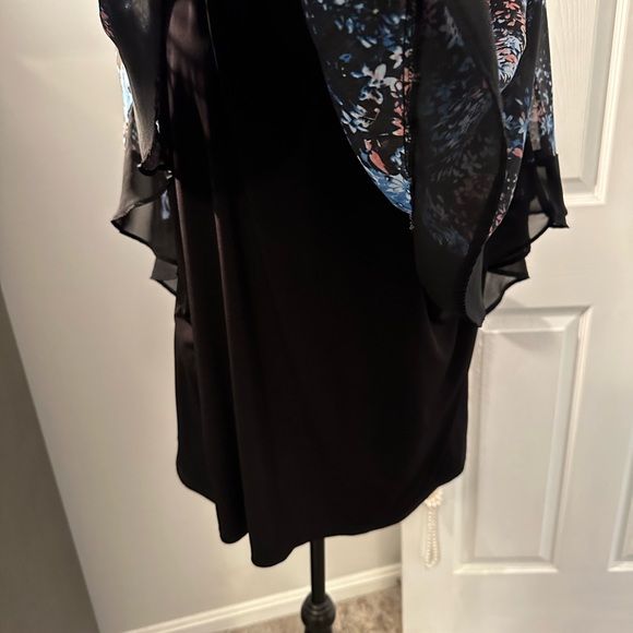 Very Pretty Flowing Blouse - Picture 5 of 6